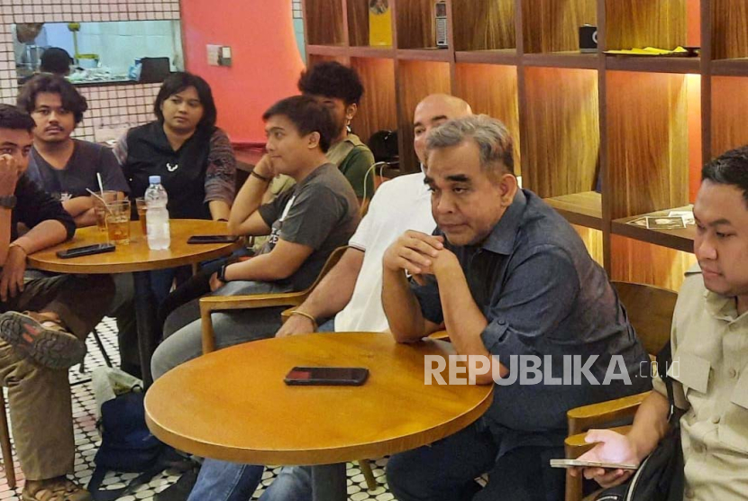 Sekretaris Jenderal Partai Gerindra sekaligus Wakil Ketua TKN Prabowo-Gibran, Ahmad Muzani saat jumpa awak media di sebuah restoran di kawasan Kemang, Jakarta Selatan, Jumat (13/1/2024) malam. 