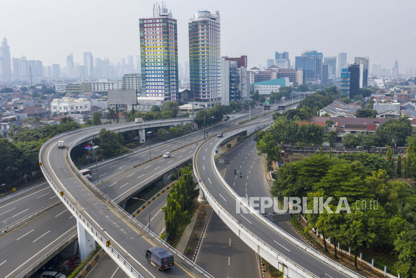 Foto udara lalu lintas kendaraan menuju Jakarta di simpang susun tomang, Jakarta, Jumat (10/4/2020).  Dalam rangka percepatan penanganan COVID-19, Pemprov DKI Jakarta menerapkan Pembatasan Sosial Berskala Besar (PSBB) yang mulai berlaku Jumat (10/4) hingga 14 hari kedepan