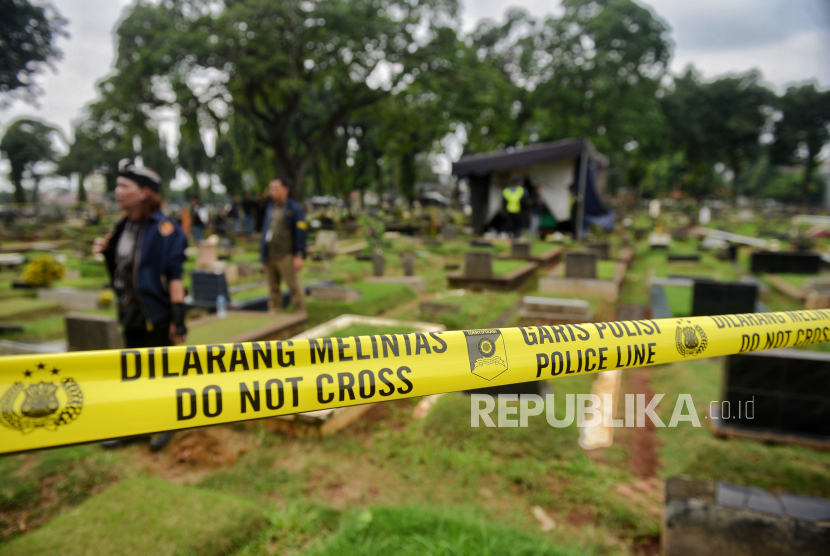 Suasana proses ekshumasi jenazah anak dari artis Tamara Tyasmara di TPU Jeruk Purut, Selasa (6/2/2024). Polda Metro Jaya memeriksa sebanyak 10 saksi dalam kematian anak Tamara Tyasmara.