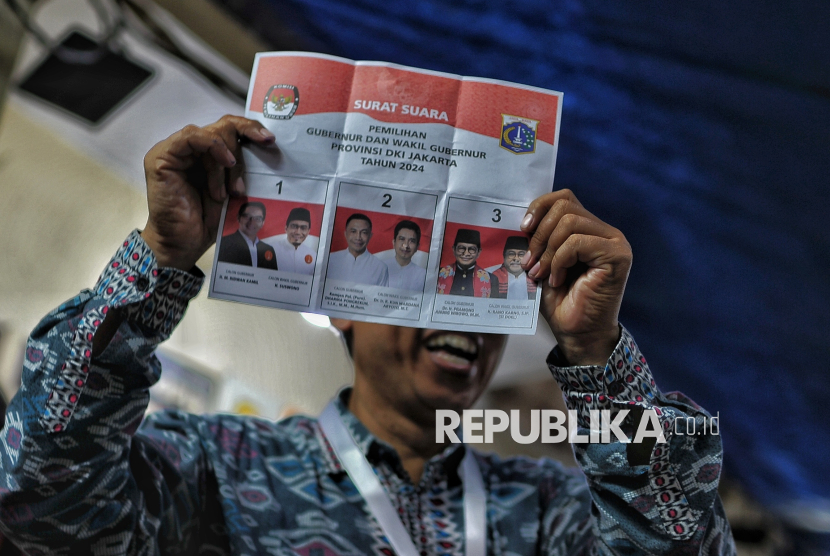 Petugas Kelompok Penyelenggara Pemungutan Suara (KPPS) melakukan penghitungan surat suara pada Pilkada serentak 2024 di TPS 032, Kebon Melati, Jakarta Timur, Rabu (27/11/2024). Sebanyak 8,2 juta pemilih yang telah ditetapkan sebagai daftar pemilih tetap (DPT) Pilkada Jakarta 2024 menggunakan hak pilihnya di 14.835 tempat pemungutan suara (TPS). Sementara di TPS tersebut, pasangan calon gubernur DKI Jakarta nomor urut 3 memperoleh jumlah suara sebanyak 123 suara, disusul paslon Ridwan Kamil Suswono 108 suara dan paslon Dharma Pongrekun-Kun Wardana 16 suara.