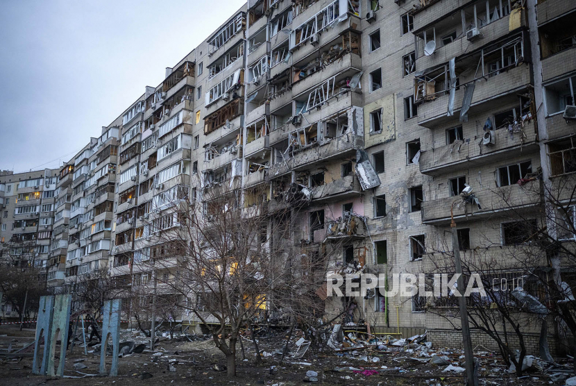  Pemandangan sebuah bangunan yang rusak setelah serangan roket di kota Kyiv, Ukraina, Jumat, 25 Februari 2022.