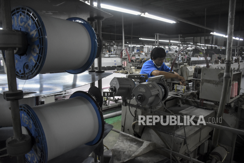 Pekerja memeriksa mesin benang disela kunjungan kerja Panglima TNI di PT Trisula Textile Industries Tbk, Jalan Mahar Martanegara, Kota Cimahi, Provinsi Jawa Barat, Rabu (1/3/2023). Melalui restrukturisasi mesin/peralatan, maka industri tekstil dan pengolahan tekstil (TPT) mampu menghasilkan produksi lebih baik. 