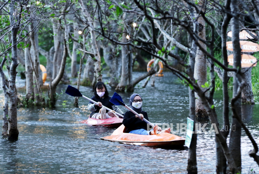 Wisatawan bermain kano di Pantai Cacalan, Banyuwangi, Jawa Timur. Tempat wisata alam menjadi lokasi pilihan warga untuk berlibur pada masa pandemi COVID-19 sebagai cara untuk menghindari keramaian. (ilustrasi)