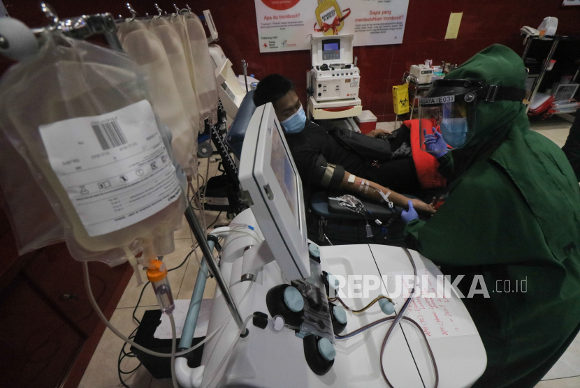Warga penyintas COVID-19 mendonorkan plasma darahnya di Unit Tranfusi Darah Palang Merah Indonesia (PMI) Kota Surabaya, Jawa Timur, Senin (30/11/2020). Sejumlah pegawai di lingkungan PT Pelindo III maupun warga yang merupakan penyintas COVID-19 mendonorkan plasma darah konvalesen mereka sebagai bentuk kepedulian membantu pasien-pasien COVID-19 yang masih dirawat. 