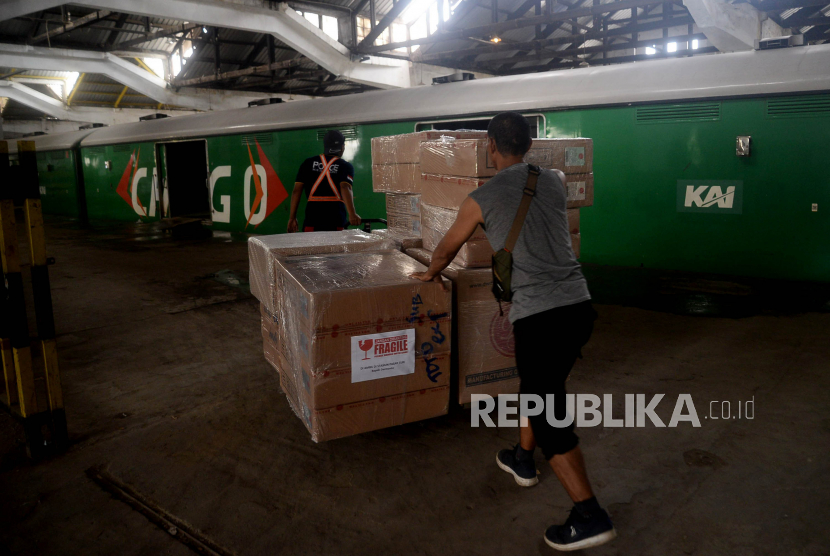 Pekerja memasukan boks berisi kiriman barang ke dalam gerbong kereta api di Stasiun Jakarta Gudang, Jakarta, Sabtu (15/1/2022) (ilustrasi). Pada 2022 KAI mengangkut sekitar 58 juta ton barang (unaudited) atau meningkat 15 persen dibandingkan 2021 sekitar 50,2 juta ton barang.