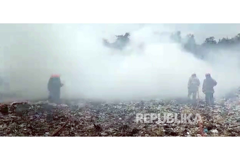 Kebakaran di lokasi pembuangan sampah (ilustrasi). Nasib malang dialami warga Dukuh Sarirejo, Desa Jetis, Sambirejo, Sragen atas nama Mitro (76). Ia ditemukan meninggal lantaran ikut terbakar sampah d