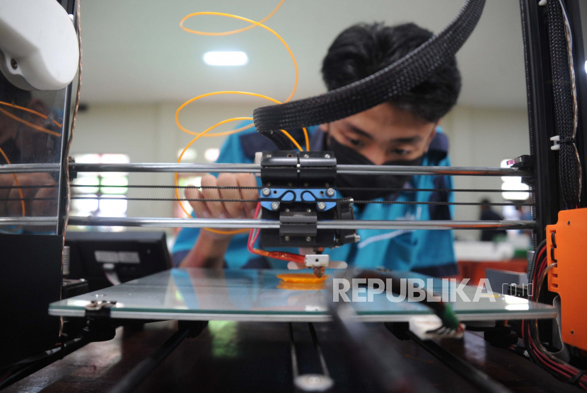 Siswa sedang mengerjakan modeling dengan mesin cetak 3D saat pembukaan revitalisasi fasilitas laboratorium di SMKN 1 Cikarang Selatan, Kabupaten Bekasi, Jawa Barat, Selasa (2/6/2022). 