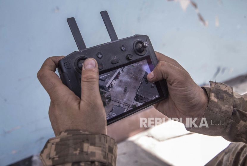 Seorang tentara Ukraina melihat layar drone yang menunjukkan posisi pasukan Rusia selama pertempuran sengit di garis depan di Severodonetsk, wilayah Luhansk, Ukraina, Rabu, 8 Juni 2022.