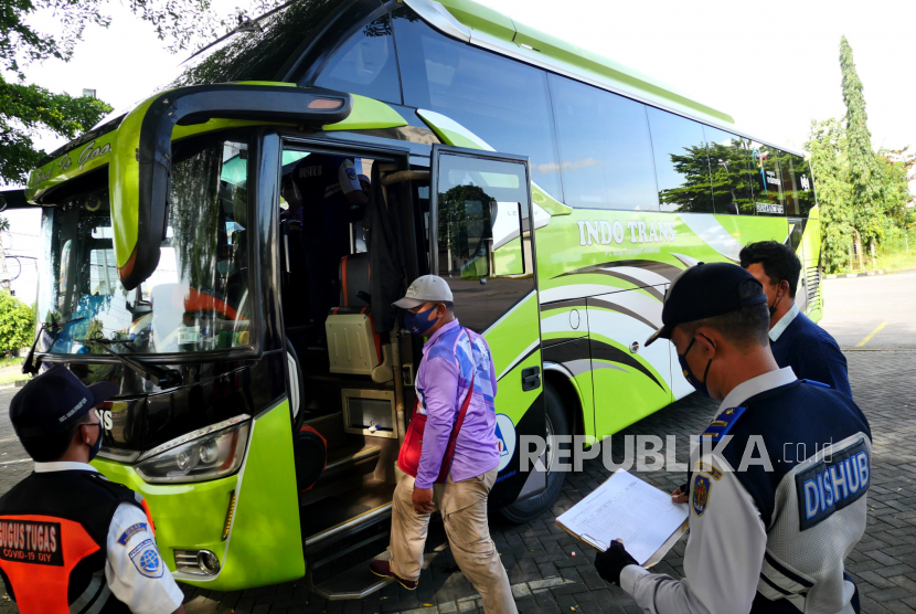 Petugas Dinas Perhubungan DIY dan Satgas Covid-19 Yogyakarta memeriksa dokumen bus pariwisata. 