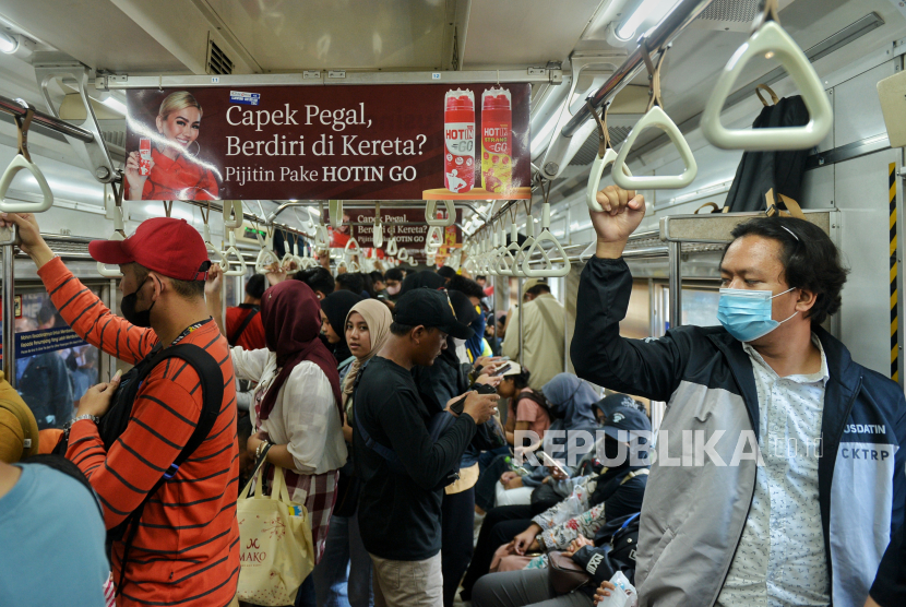 Pekerja menaiki KRL saat jam pulang kerja di Stasiun Manggarai, Jakarta. Menhub sebut pengguna angkutan massal di Jakarta belum terlalu tinggi.