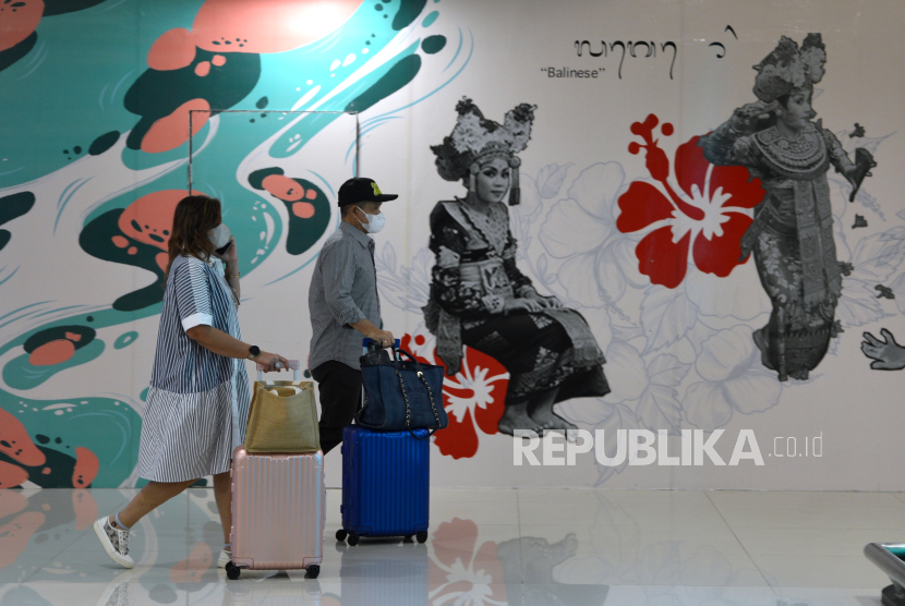 Penumpang pesawat tiba di Bandara Internasional I Gusti Ngurah Rai, Badung, Bali, Senin (25/12/2023).