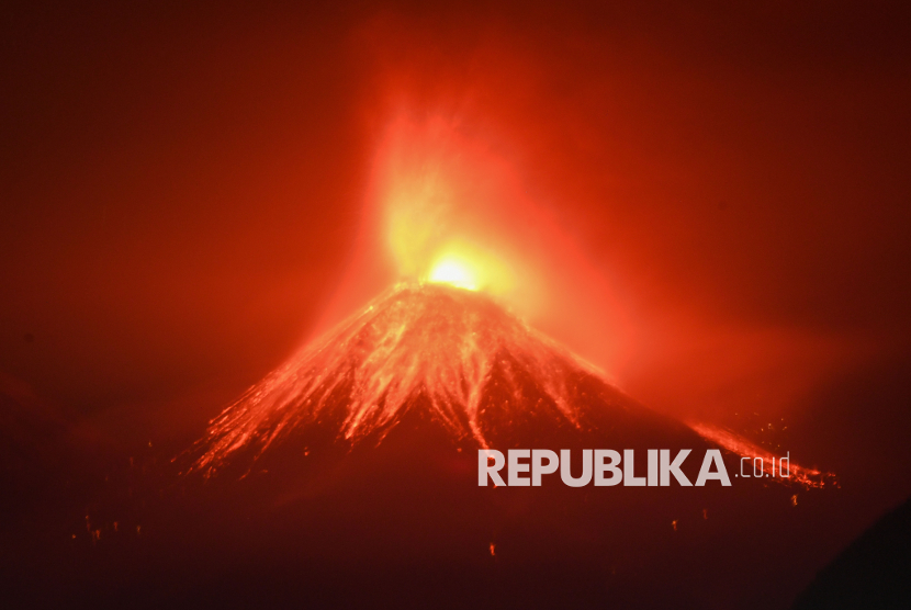 Lava pijar keluar dari kawah Gunung Lewotobi Laki-laki tampak dari Desa Lewolaga di Titehena, Kabupaten Flores Timur, Nusa Tenggara Timur, Ahad (10/11/2024). Gunung Lewotobi Laki-laki hingga Ahad (10/11) pagi masih terpantau mengalami erupsi dan mengeluarkan lava pijar ke berbagai penjuru. 