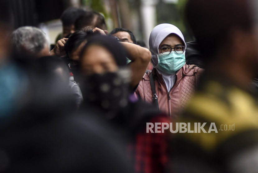 Sejumlah warga mengantre untuk membeli masker di Kota Bandung, Jawa Barat. (ilustrasi)