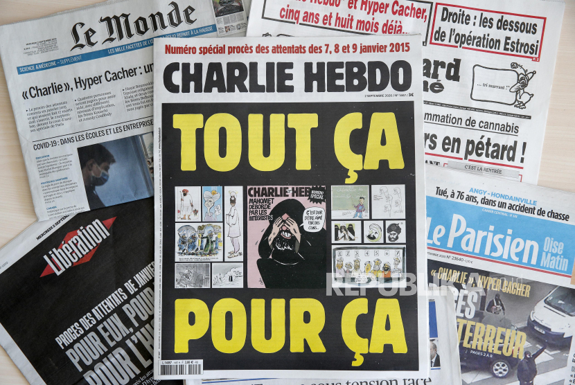 Sebuah foto yang dipasang menunjukkan sampul mingguan satir Prancis Charlie Hebdo dengan kartun kontroversial Nabi Muhammad yang diterbitkan pada tahun 2012, di tengah-tengah surat kabar Prancis lainnya, pada hari pembukaan persidangan serangan, di Paris, Prancis, 02 September 2020. The Serangan teroris Charlie Hebdo di Paris terjadi pada 07 Januari 2015, dengan penyerbuan ekstremis Islam bersenjata dari surat kabar satir, memulai tiga hari teror di ibukota Prancis. 