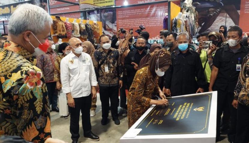 Penandatanganann MoU dilakukan antara Kemenkop-UKM, Kementerian PUPR, Kemenhub, dan Kementerian BUMN. (Ayu Rachmaningtyas Tuti Dewanto)