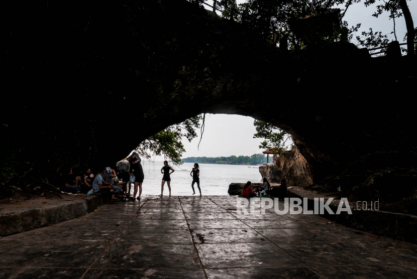 Pengunjung menikmati suasana dan keindahan Pantai Carita, Pandeglang, Banten, Ahad (26/9). Pemerintah melalui Kementerian Pariwisata dan Ekonomi Kreatif (Kemenparekraf) menargetkan perolehan devisa pariwisata kembali meningkat pada tahun 2022 mendatang. 