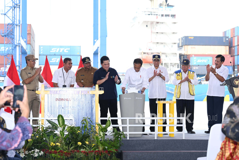 Presiden Joko Widodo (Jokowi) saat meresmikan pelabuhan Makassar New Port di Sulawesi Selatan, Kamis (22/2/2024). Dalam peresmian ini, ia didampingi Menteri BUMN Erick Thohir, Menteri Perhubungan Budi Karya Sumadi, dan Menteri Pekerjaan Umum dan Perumahan Rakyat (PUPR) Basuki Hadimuljono. Joko Widodo menyatakan keberadaan MNP tersebut bisa mendukung konektivitas pelabuhan di Kawasan Timur Indonesia (KTI) sehingga mampu menekan biaya logistik dan menurunkan masa tunggu kapal di pelabuhan. 