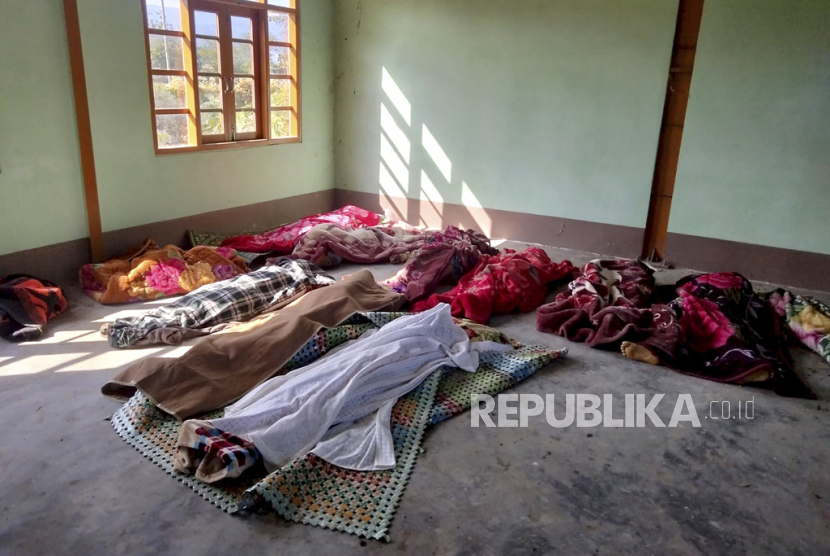 Jenazah korban tewas akibat serangan udara diselimuti selimut di sebuah bangunan di desa Kanan, kota Khampat di wilayah Sagaing, Myanmar pada Ahad, (7/1/2024).