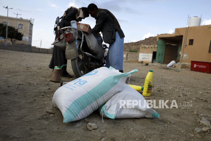 Orang yang terkena dampak konflik mendapatkan jatah makanan darurat di tengah kerawanan pangan, di provinsi Amran, Yaman, 08 Desember 2022 (diterbitkan 12 Desember 2022).
