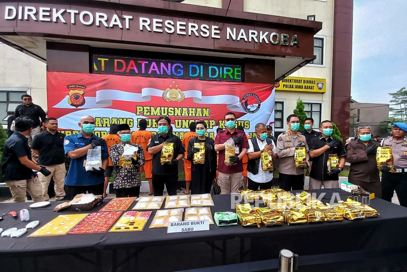 Direktorat Reserse Narkoba (Ditresnarkoba) Polda Jabar memusnahkan barang bukti narkoba yang didapatkan dari pengungkapkan kasus selama bulan Maret hingga Mei, di Polda Jabar, Bandung, Jawa Barat, Kamis (13/6/2024). 