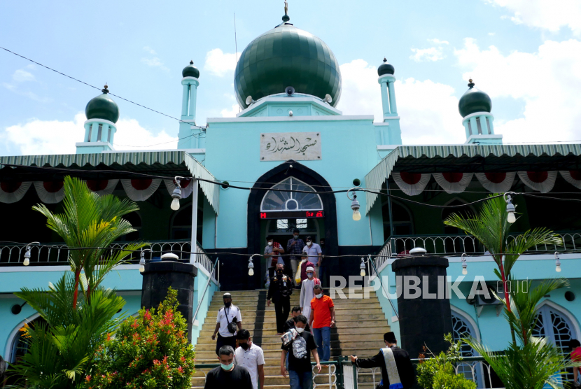 Umat Muslim keluar dari masjid usai menunaikan ibadah shalat Jumat di Masjid Syuhada, Yogyakarta, Jumat (20/8). Masjid Syuhada kembali menggelar ibadah shalat Jumat dengan kuota jamaah 400 orang di tengah pelonggaran pemberlakuan PPKM Level 4. Selama ibadah shalat Jumat jamaah wajib mematuhi protokol kesehatan Covid-19 ketat.