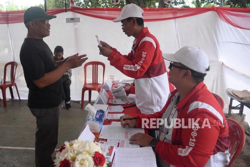 Warga mengecek surat suara sebelum melaksanakan pencoblosan Gubernur Jawa Barat dan Walikota Bekasi di TPS 26 yang betemakan Asian Games 2018, Kranji, Bekasi Barat, Jawa Barat, Rabu (27/6).