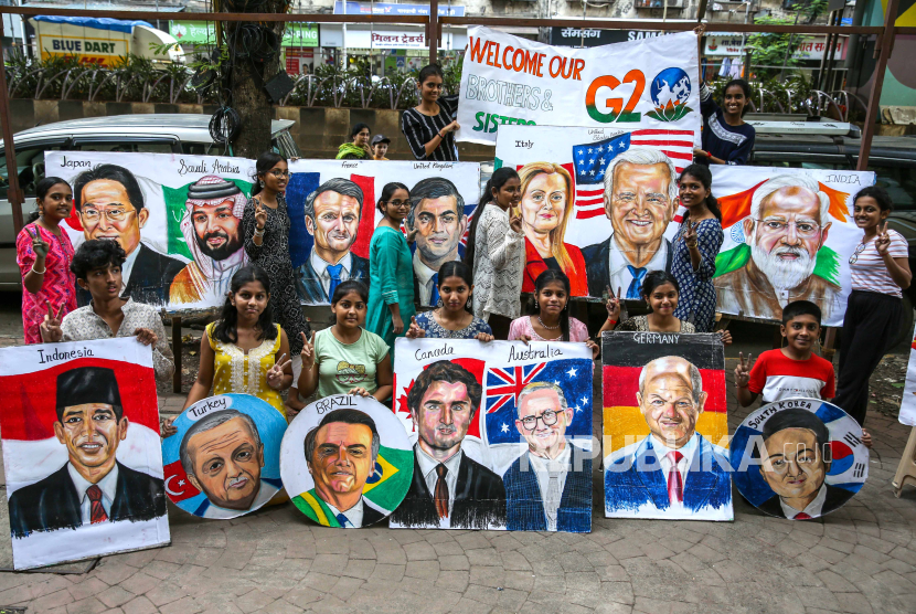 Siswa Sekolah Seni Gurukul memperlihatkan gambar potret kepala negara G20 untuk KTT G20 mendatang di India, Selasa (5/8/2023).