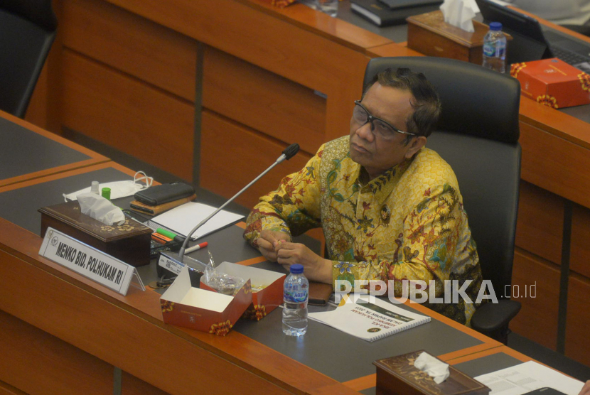 Menko Polhukam Mahfud MD (kiri), Menko PMK Muhadjir Effendy (tengah) dan Menko Perekonomian Airlangga Hartarto (kanan) mengikuti rapat kerja dengan Badan Anggaran DPR di Kompleks Parlemen, Senayan, Jakarta, Senin (6/6/2022). Rapat tersebut membahas Rencana Kerja Anggaran Kementerian/Lembaga (RKA K/L) dan Rencana kerja pemerintah (RKP) Menko-menko Tahun 2023.