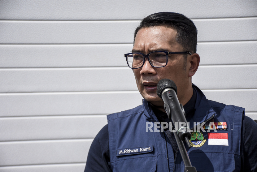 Gubernur Jawa Barat Ridwan Kamil memberikan keterangan kepada wartawan usai meninjau gudang vaksin Covid-19 di Komplek Pergudangan BizPark Kopo, Kota Bandung, Rabu (6/1). 