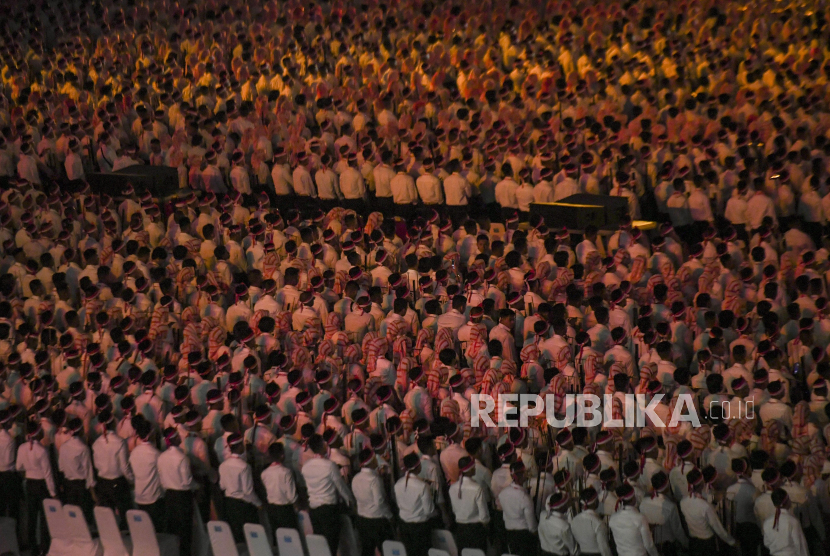 Ribuan peserta memainkan angklung saat pemecahan rekor dunia pagelaran angklung di Stadion Utama Gelora Bung Karno, Jakarta, Sabtu (5/8/2023). Pagelaran angklung yang diikuti 15.110 peserta itu berhasil mencatatkan rekor dunia dari Guinness World Records. ANTARA FOTO/Hafidz Mubarak A/Pool/aww.