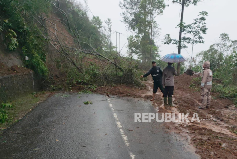 Material tanah longsor menutup akses Jalan Raya Bungbulang di Kecamatan Pamulihan, Kabupaten Garut, Jawa Barat, Kamis (11/1/2024). 