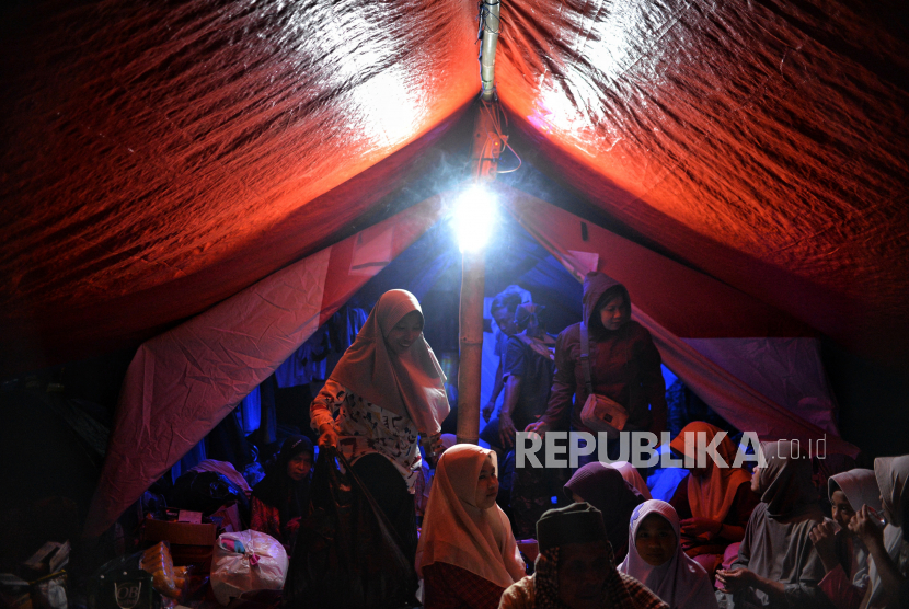 Pengungsi beraktivitas di dalam tenda darurat di Kampung Gasol, Desa Gasol, Cugenang, Kabupaten Cianjur, ilustrasi. Pemerintah Kota Tangerang, Banten, melalui Dinas Kesehatan memberangkatkan 45 personel tim gabungan tenaga kesehatan dari berbagai profesi untuk membantu korban bencana alam gempa bumi di Kabupaten Cianjur, Jawa Barat.