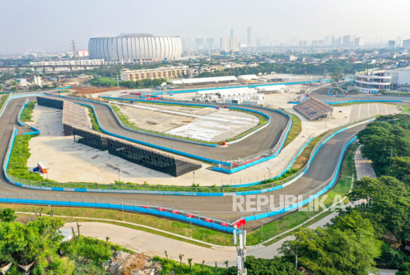 Foto udara suasana dari lintasan jelang balap Formula E 2023 di Jakarta International E-Prix Circuit (JIEC), Ancol, Jakarta Utara, Selasa (9/5/2023).