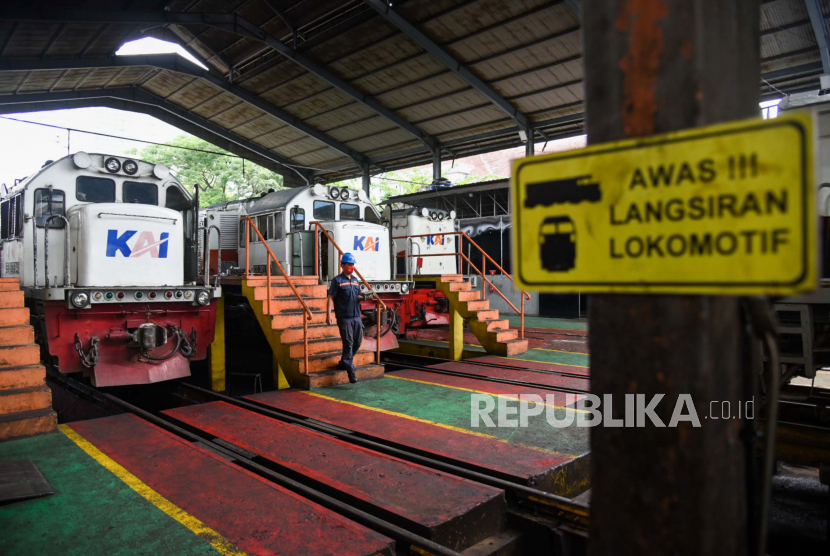 Petugas melakukan perawatan lokomotif kereta api di Depo Lokomotif Medan, Sumatra Utara, Jumat (22/4/2022).  PT Kereta Api Indonesia (KAI) Sumatra Utara sudah menjual sebanyak 27.425 tiket kereta api (KA). Sebanyak 15.553 tiket di antaranya untuk arus balik Lebaran 2022.