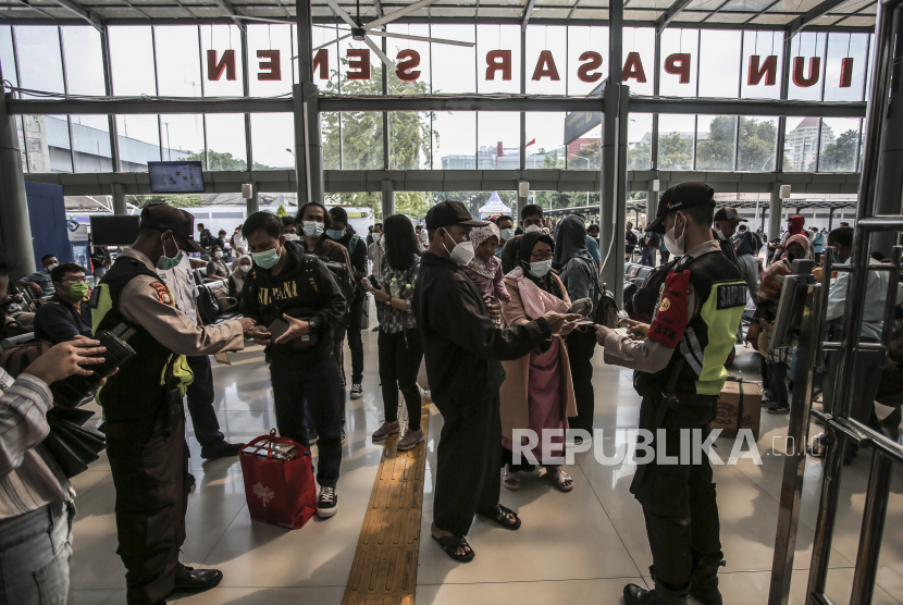 Calon penumpang antre untuk memasuki Stasiun Pasar Senen di Jakarta (ilustrasi). 