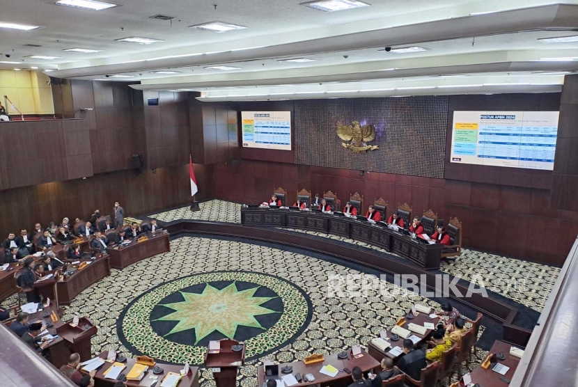 Suasana sidang sengketa Pemilu di Gedung MK, Jakarta Pusat. MK akan menerima kesimpulan sidang sengketa hasil Pemilu 2024 pada Selasa (16/4/2024).