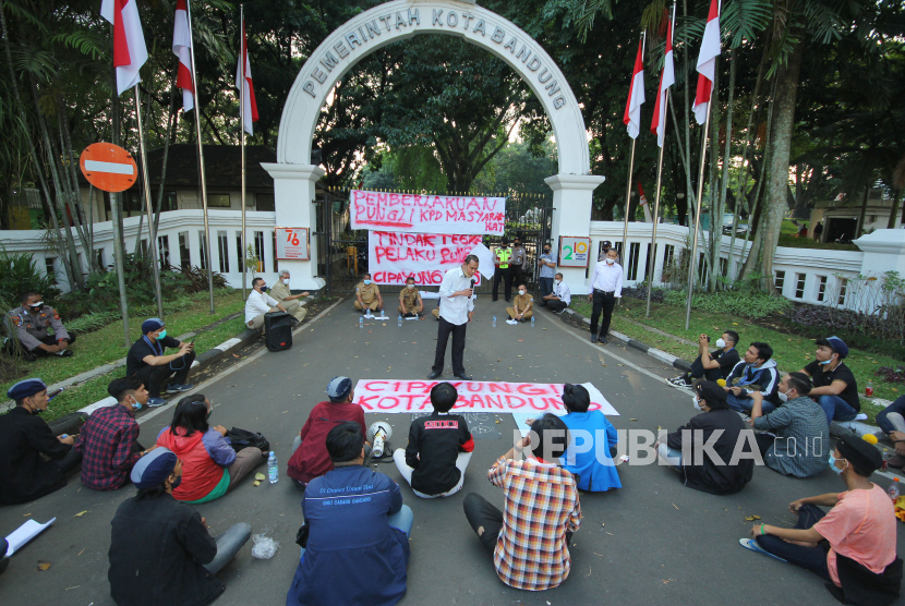 Warga melakukan aksi di gerbang Balai Kota Bandung. (Ilustrasi) 