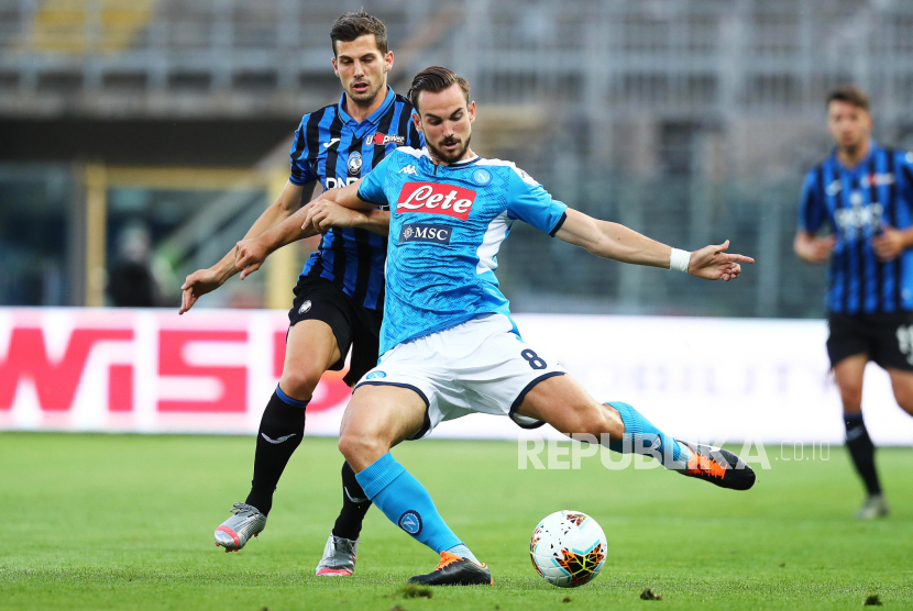 Napoli Fabian Ruiz (R) in action against Atalantas Remo Freuler (L) during the Italian Serie A soccer match between Atalanta BC and SSC Napoli in Bergamo, Italy, 02 July 2020.  