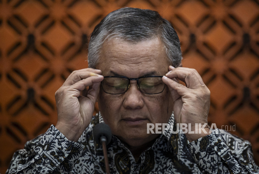 Gubernur Bank Indonesia (BI) Perry Warjiyo mengenakan kacamatanya saat akan memberikan keterangan pers hasil Rapat Dewan Gubernur (RDG) BI di Jakarta, Rabu (16/10/2024). Bank Indonesia mempertahankan suku bunga acuan BI atau BI 7-Day Reverse Repo Rate di level 6 persen untuk mempertahankan stabilitas perekonomian Indonesia di tengah ketidakpastian pasar keuangan global. 