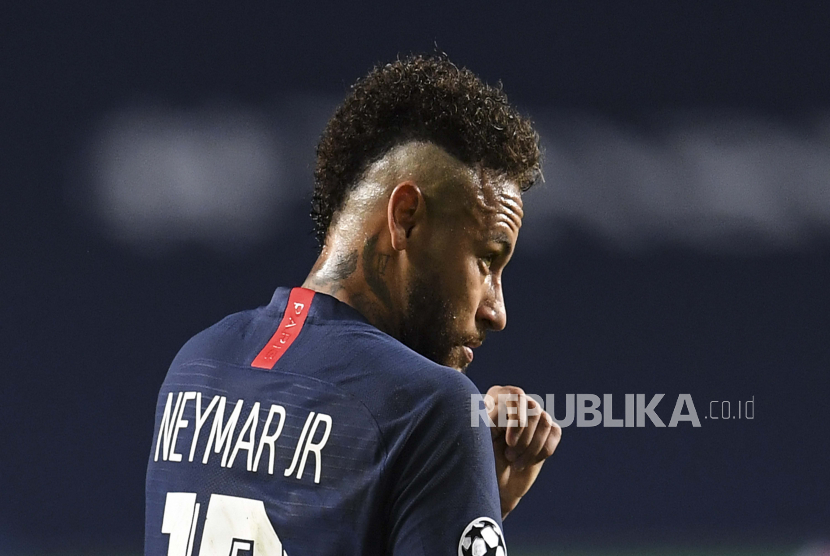 Neymar PSG bereaksi setelah pemain Bayern Kingsley Coman mencetak gol pembuka selama pertandingan final Liga Champions antara Paris Saint-Germain dan Bayern Munich di stadion Luz di Lisbon, Portugal, Minggu, 23 Agustus 2020. 