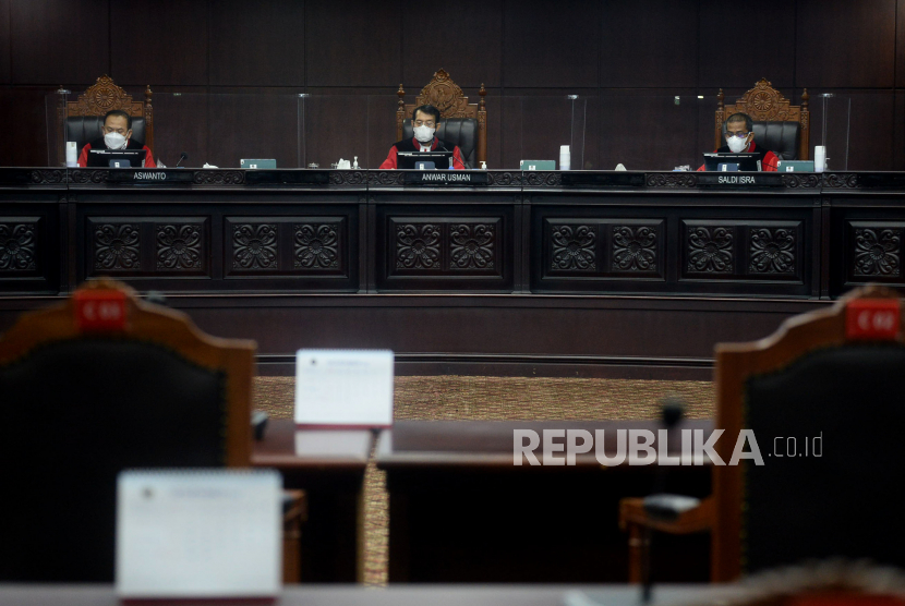 Ketua Majelis Hakim Mahkamah Konstitusi (MK) Anwar Usman memimpin sidang putusan uji Formil dan Materiil Undang-Undang Nomor 11 Tahun 2020 tentang Cipta Kerja terhadap UUD 1945, di gedung Mahkamah Konstitusi (MK), Jakarta,Kamis (25/11). Mahkamah Konstitusi (MK) menolak sebagian gugatan Undang-undang (UU) Nomor 11 Tahun 2020 tentang Cipta Kerja (UU Cipta Kerja) yang diajukan sejumlah elemen buruh. Majelis juga memerintahkan pemerintah dan DPR untuk memperbaiki dalam jangka waktu dua tahun ke depan.Prayogi/Republika.