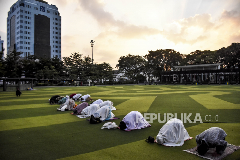 Umat muslim melaksanakan ibadah sholat Idul Adha di Masjid Raya Bandung, Jalan Dalem Kaum, Kota Bandung, Jumat (31/7/2021). MUI Ajak Saling Hormati Perbedaan Waktu Idul Adha