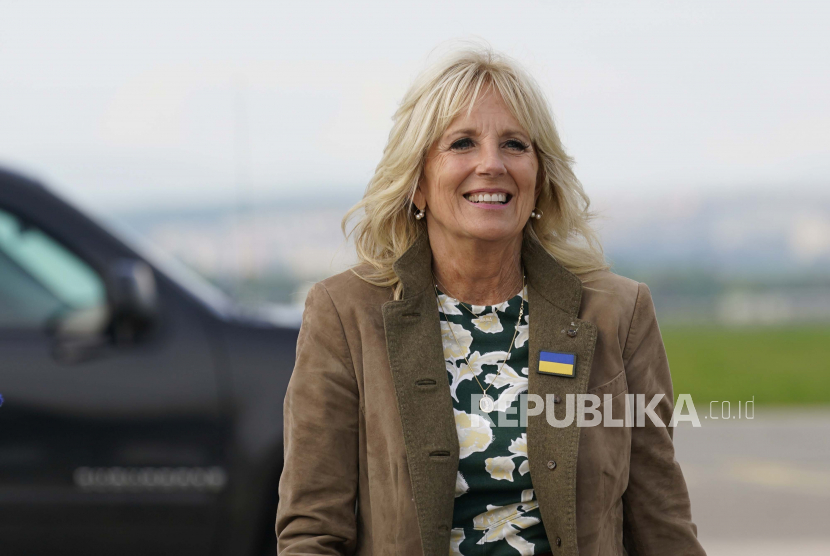  Ibu Negara Jill Biden mengenakan pin Ukraina besar di jaketnya. Rusia tambah 25 warga Amerika Serikat ke daftar hitam termasuk istri dan putri Biden
