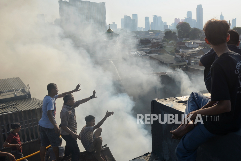 Kebakaran di Jakarta. BPBD DKI sebut dua kasus kebakaran di Jakarta terjadi pada Senin dini hari.