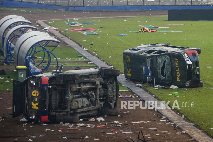  Kendaraan polisi yang rusak tergeletak di lapangan di dalam stadion Kanjuruhan di Malang, Jawa Timur, 02 Oktober 2022. Sedikitnya 127 orang termasuk petugas polisi tewas sebagian besar karena terinjak-injak setelah bentrokan antara penggemar dua tim sepak bola Indonesia,