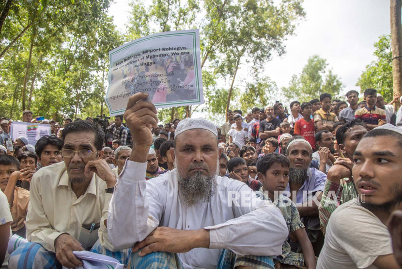 Pengungsi Rohingya mengambil bagian dalam protes yang diadakan untuk menandai peringatan lima tahun migrasi massal pengungsi Rohingya dari Myanmar ke Bangladesh, di sebuah kamp darurat di Kutubpalang, Ukhiya, distrik Cox Bazar, Bangladesh, 25 Agustus 2022. Menurut PBB Komisaris Tinggi untuk Pengungsi (UNHCR), lebih dari 900.000 pengungsi Rohingya tinggal di Bangladesh dan wilayah Coxs Bazar. Kelompok Hak Asasi Rohingya Ajukan Banding atas Deportasi Pencari Suaka
