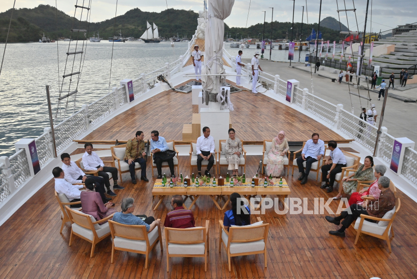 Presiden Joko Widodo (tengah) didampingi Ibu Negara Iriana Joko Widodo dan sejumlah kepala negara peserta KTT ke-42 ASEAN menaiki kapal pinisi di Labuan Bajo, NTT, Rabu (10/5/2023). Presiden mengajak pemimpin negara-negara peserta KTT ke-42 ASEAN menaiki kapal pinisi untuk menyaksikan keindahan alam Labuan Bajo.  