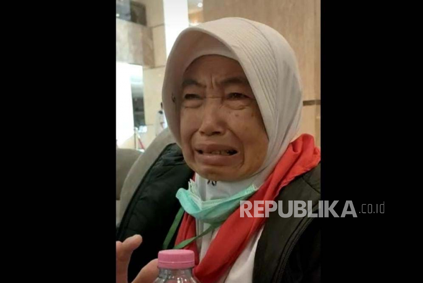 Suhartini jamaah haji asal Kabupaten Bantul, DI Yogyakarta yang menangis haru saat tiba di Makkah, Jumat (9/6/2023) malam. 