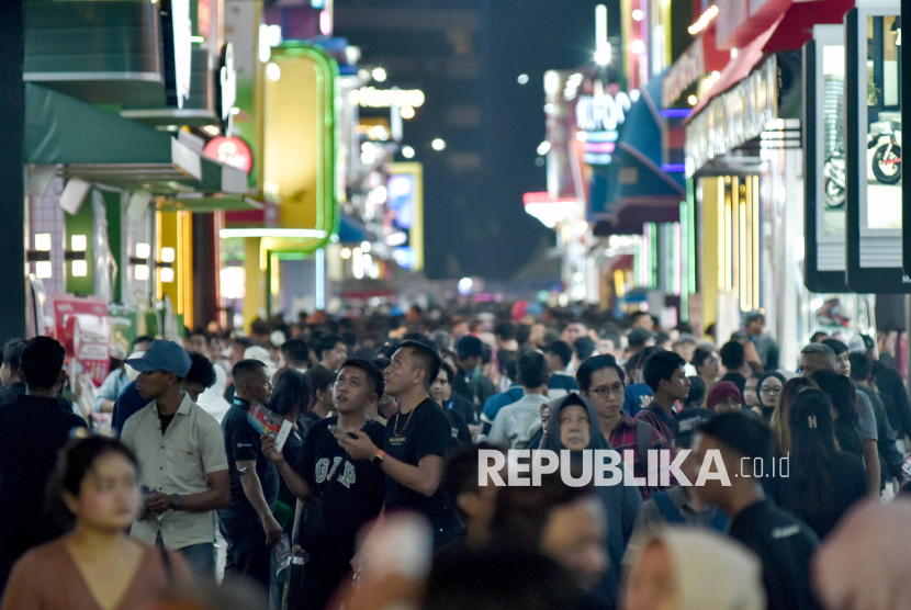 Pengunjung memadati arena Jakarta Fair Kemayoran 2025 di JIExpo, Jakarta Pusat, Ahad (13/7/2025). Gelaran Jakarta Fair Kemayoran 2025 mencatatkan nilai transaksi Rp 7,3 triliun selama 25 hari penyelenggaraan. Pada hari terakhir, Jakarta Fair menampilkan pertunjukan barongsai, panggung musik dan kembang api. 