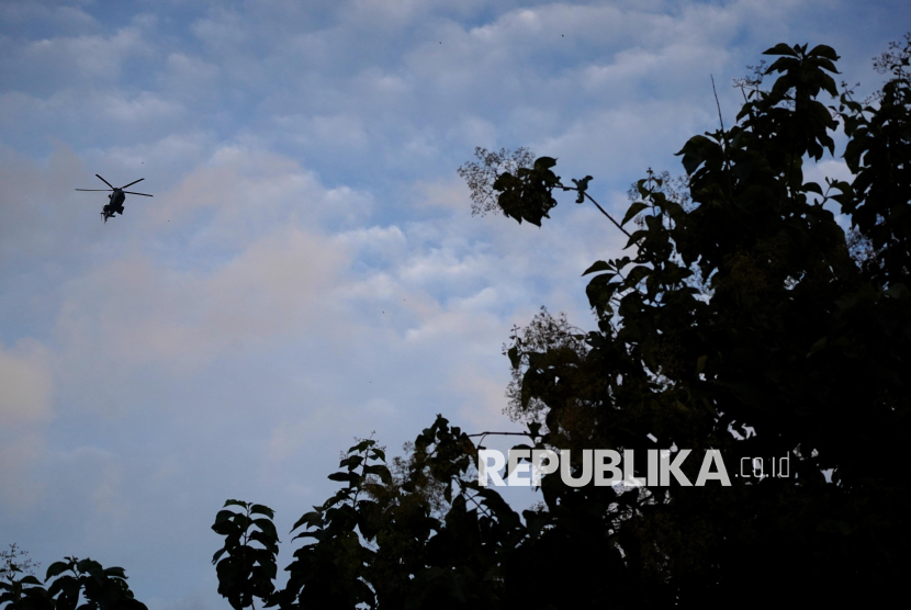 TNI AU Terjunkan Helikopter Caracal untuk Cari Pesawat ATR yang Hilang di Maros